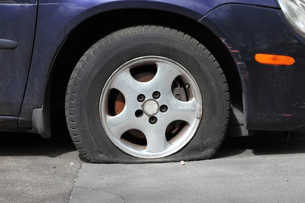 Neumático plano — Foto de Stock