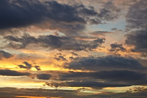 Ciel crépusculaire avec nuages — Photo