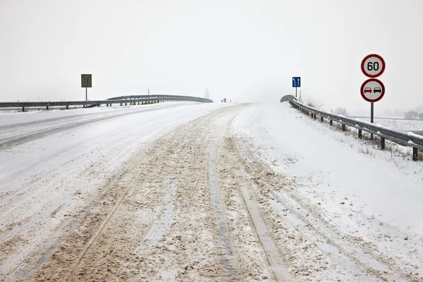 Besneeuwde snelweg — Stockfoto