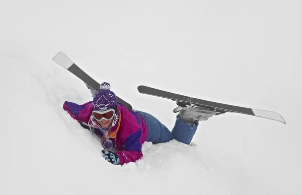 Skifahrer gestürzt — Stockfoto