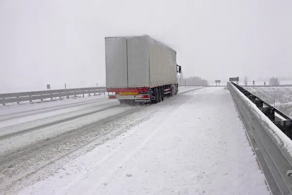 Verschneite Autobahn — Stockfoto