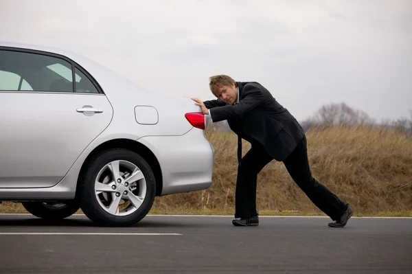 Pushing car — Stock Photo, Image