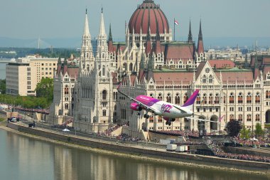 Budapeşte uçak düşük geçiş