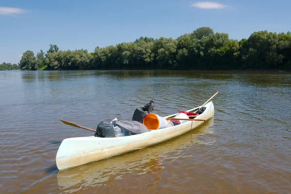 Canoa en el río —  Fotos de Stock