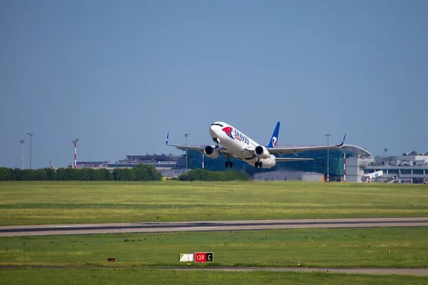 Aereo in decollo — Foto Stock