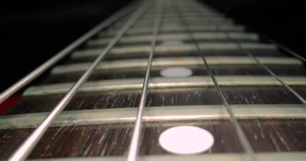 Dettaglio chitarra acustica, primo piano tastiera — Video Stock
