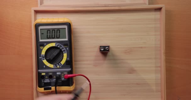 Проверка напряжения батареи 9 вольт — стоковое видео