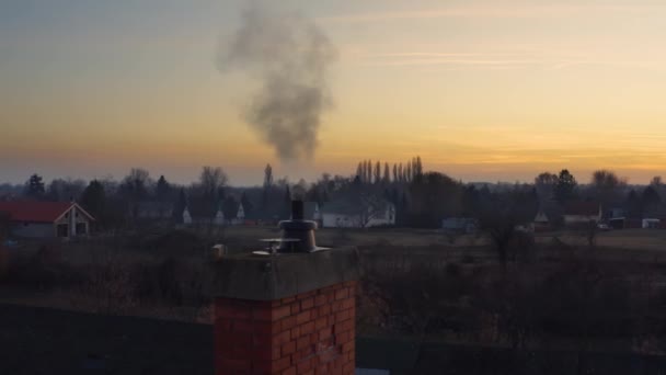 Rökning skorsten på ett tak — Stockvideo