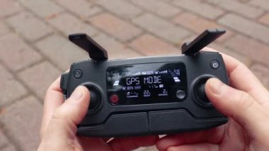 Drone kumandası elinde, kalkıyor.