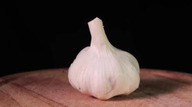 Tahtada dönen sarımsak.