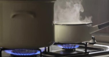 Esrardan buhar pişiriyorum.