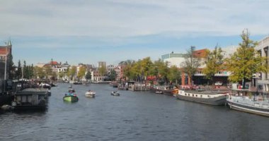 Amsterdam kanal trafiği merkezde turistik tur tekneleri.