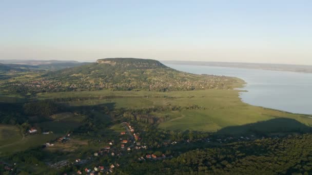 Krajobraz powietrzny dronów na Wyżynie Balatońskiej — Wideo stockowe