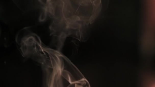 Patrones abstractos ascendentes de humo sobre fondo negro — Vídeos de Stock