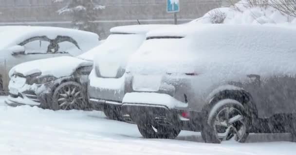 Śnieg na parkingu samochodów w zimie — Wideo stockowe