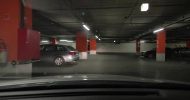 Otoparkın bodrumunda araba kullanırken.