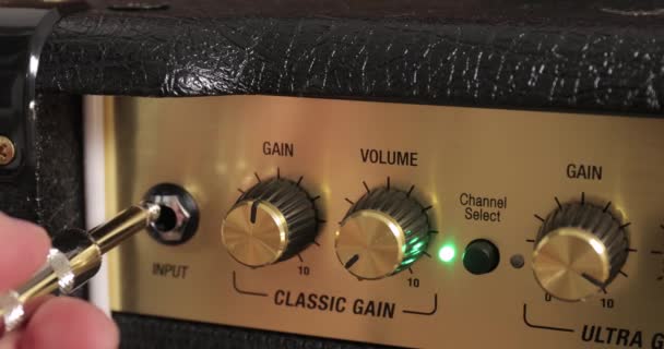 Amplificatore per chitarra primo piano, cavo collegato — Video Stock