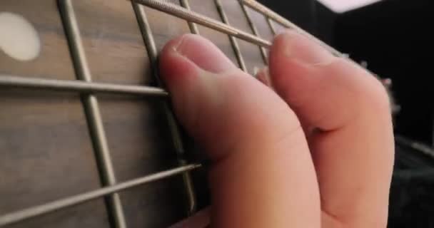 Tocando o baixo, pescoço close-up — Vídeo de Stock