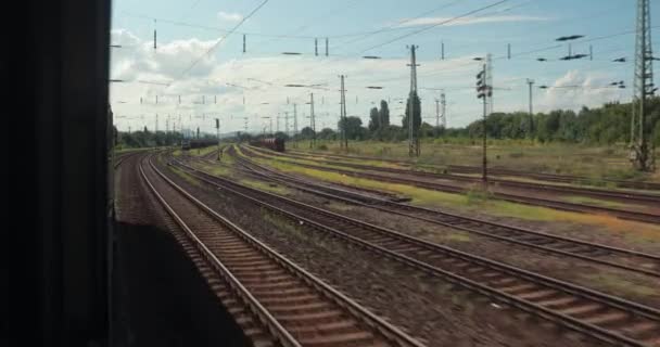 Viagens ferroviárias vista traseira — Vídeo de Stock