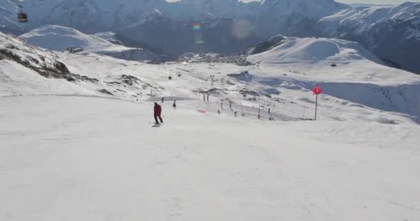 Skifahren in den Alpen — Stockvideo
