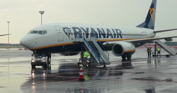Avião Ryanair assistência em terra na chegada à chuva — Vídeo de Stock