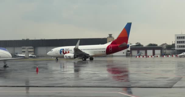 Voar Egito Airliner Chegando em chuva — Vídeo de Stock