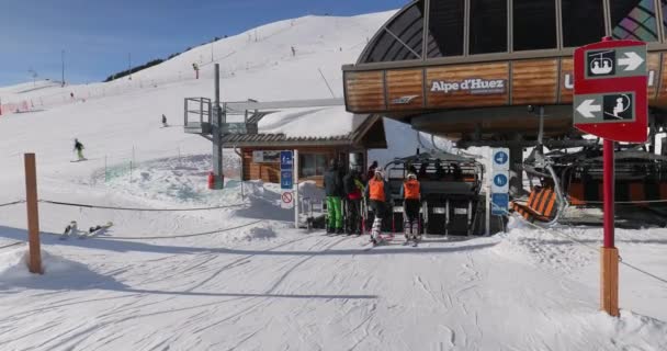 Memasuki lift ski melalui gerbang ski pass — Stok Video