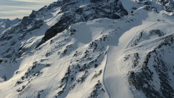 Piste de ski de montagne enneigée — Video