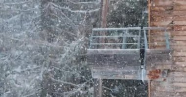 Kışın yağan kar, orman kenarı, balkon manzarası
