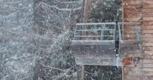 Caindo neve no inverno, borda da floresta, vista varanda — Vídeo de Stock