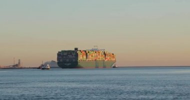 Rotterdam 'da büyük bir konteyner gemisi