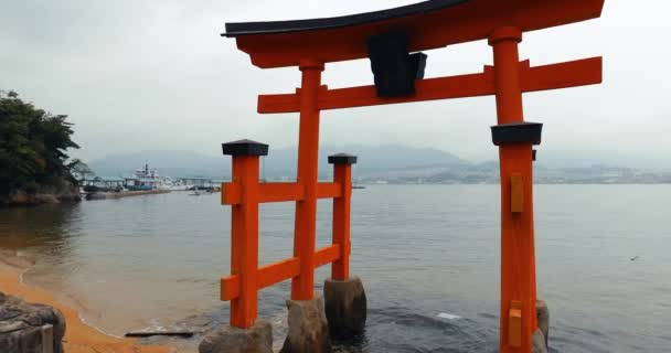 Puerta Tori en la orilla del agua en Miyajima, Japón — Vídeo de stock