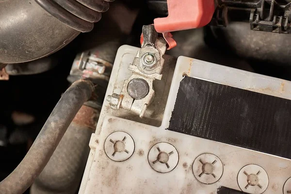 Bateria de arranque velha em um carro — Fotografia de Stock