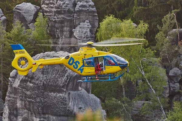 Helicóptero de rescate en las montañas — Foto de Stock