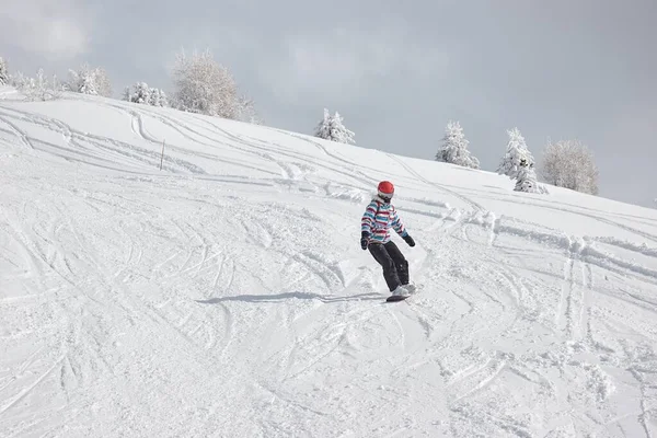 Жінка сноубордистка на схилі — стокове фото