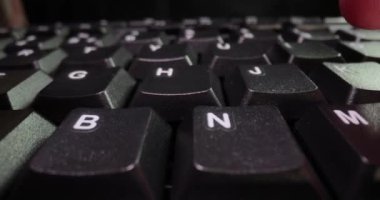 Bir klavyede yazılıyor