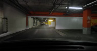 Yer altı otoparkı, boş, araba yok, bedava park yeri.