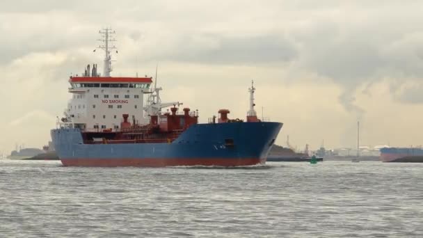 ロッテルダム港のタンカー船 — ストック動画