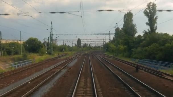 Viagens ferroviárias vista fron — Vídeo de Stock
