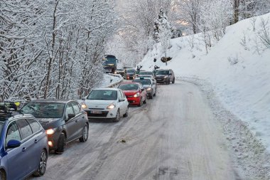 Alplerde kar sonrası trafik sıkışıklığı