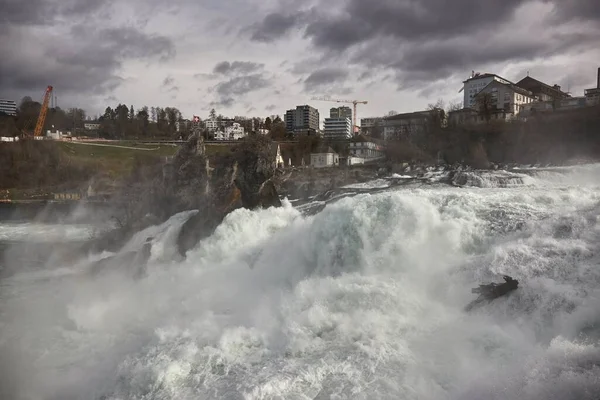 Wodospad Rhine Falls w Szwajcarii, potężny przepływ w zwolnionym tempie — Zdjęcie stockowe