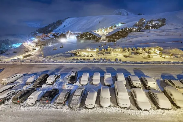 Snowy pueblo de esquí de montaña por la noche — Foto de Stock