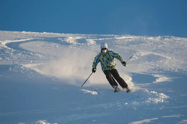 Freeride skiër doet handstand op de piek — Stockfoto