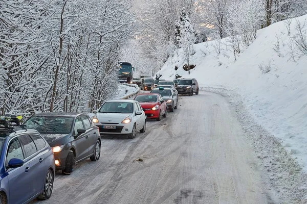 Congestione stradale dopo le nevicate nelle Alpi Foto Stock