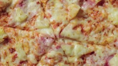 Pizza elbisesi yukarıdan dönüyor.