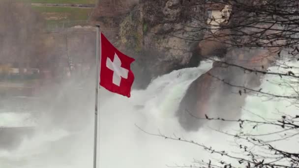 Drapeau national suisse aginst débit fluvial rapide — Video