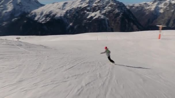 Snowboarder za strzałem — Wideo stockowe