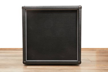 Büyük gitar hoparlörü kabini, yerde 4x12 teçhizat