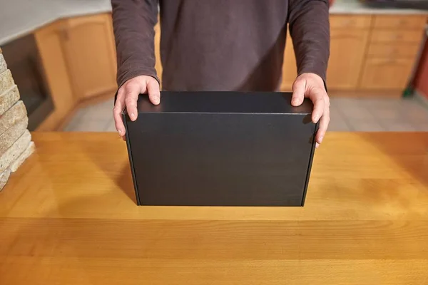 Shop Assistant Showing Blank Black Box Computer Hardware Equipment Buying — Stock Photo, Image