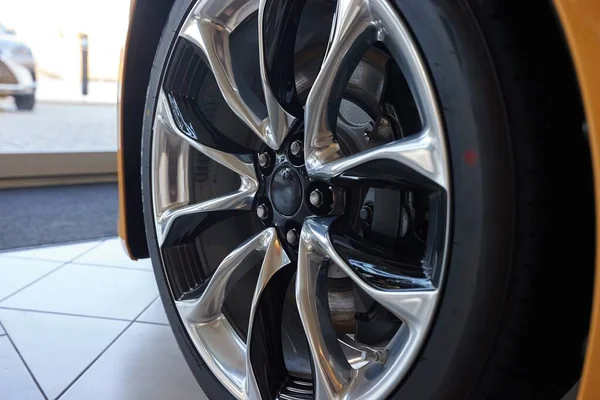 Wheel Modern Sports Car Shiny New Dealership Garage — Stock Photo, Image